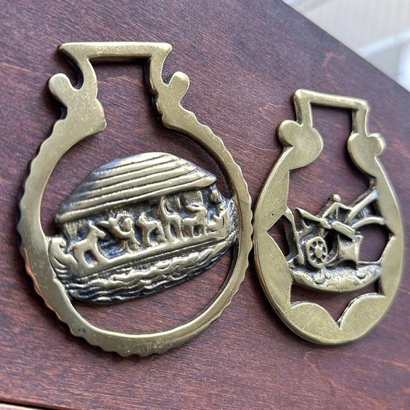 PLOUGH vintage horse brass (5228) & (977) Noah's Ark Boat Parade Medallion Lot - Picture 4 of 7